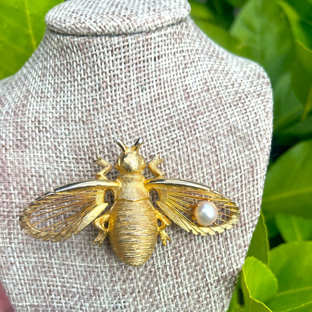 *SOLD*Brooke Signed Bee Brooch with Faux Pearl(Different Platform)